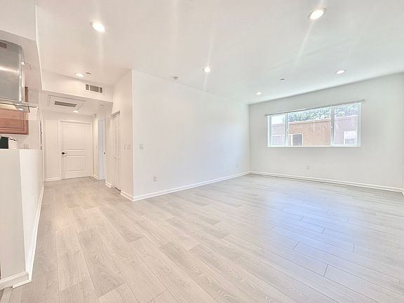 3rd image of 7514 Haskell Ave Unit 203