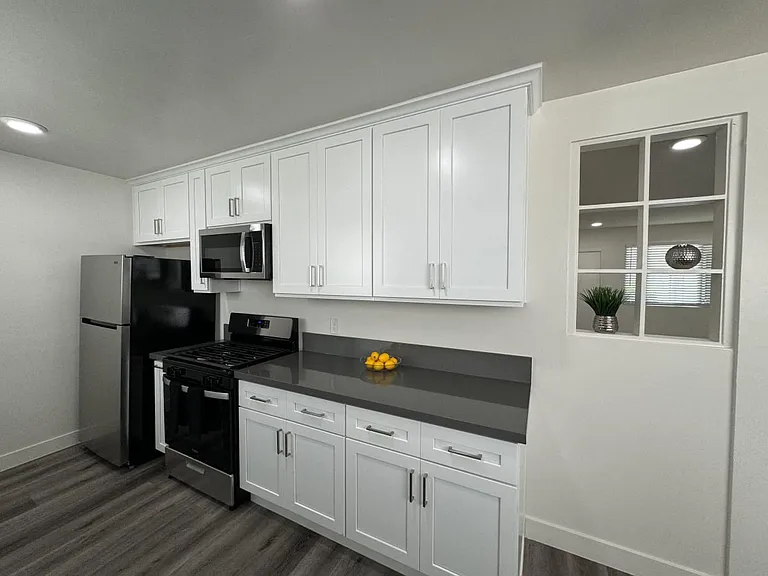 4854-4860 Hazeltine Apartments — Photo 19