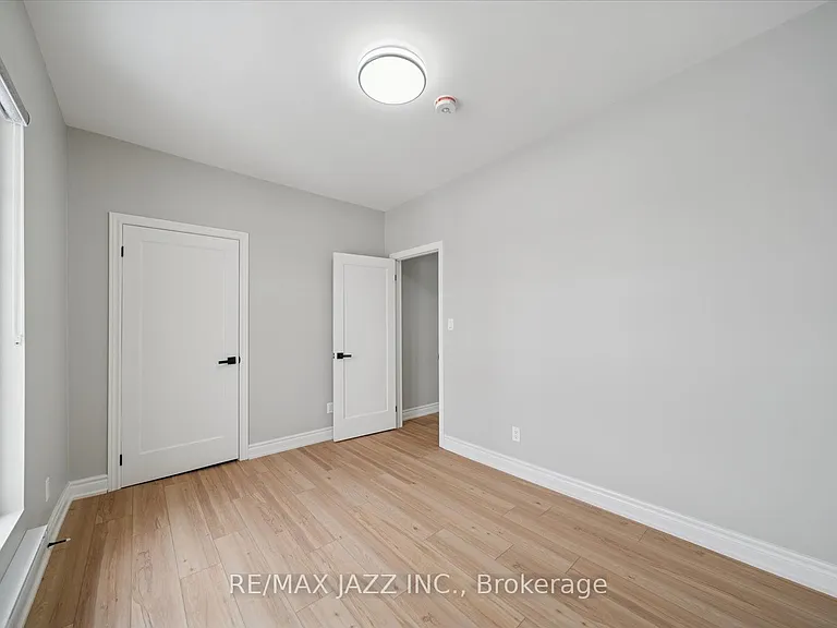 251 Simcoe St S #201 — Photo 12