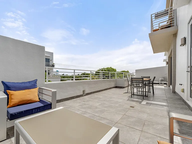 111 SE 2nd St #302 — Photo 7