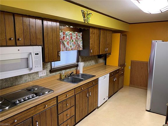 5th image of 213 W 28th St