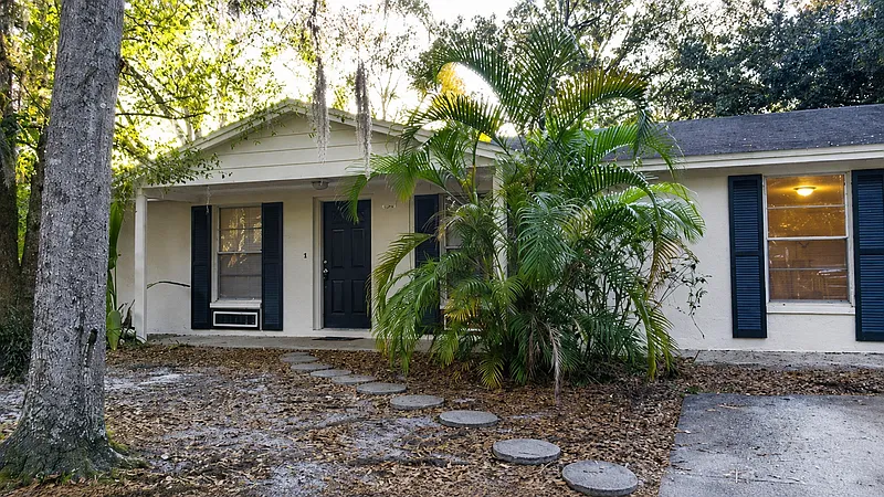 5 bed, 2.0 bath, 1400 sqft, $2,295 — Photo 3