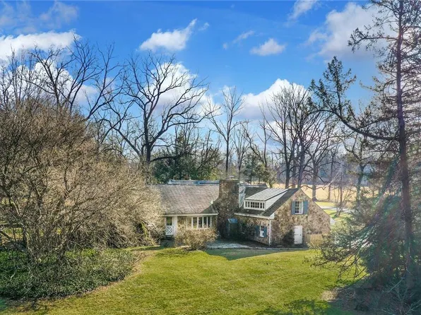 1655 White Acre Dr, Bethlehem, PA 18015