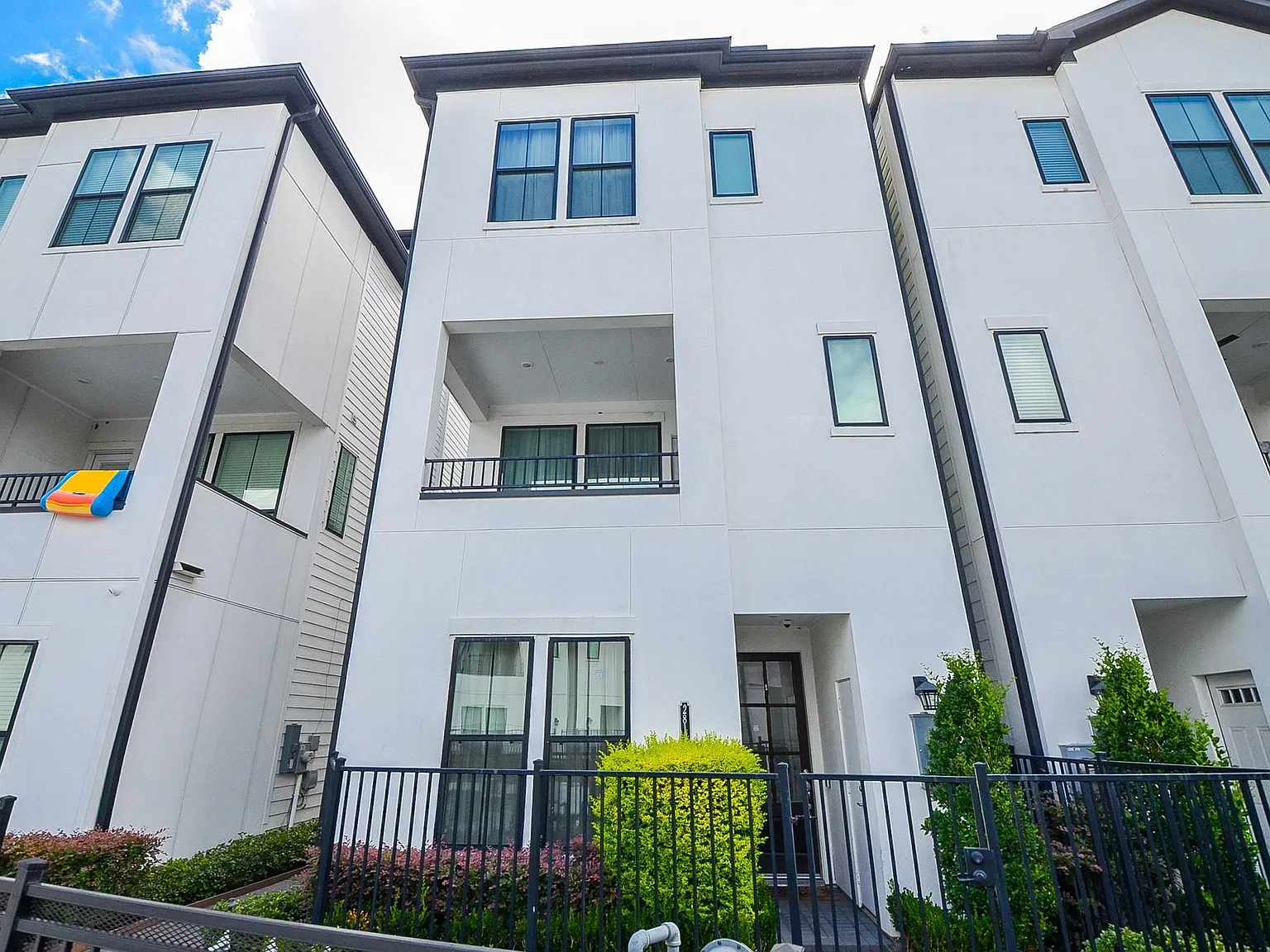 3 bed, 3.5 bath, 2056 sqft, $2,850 — Photo 2