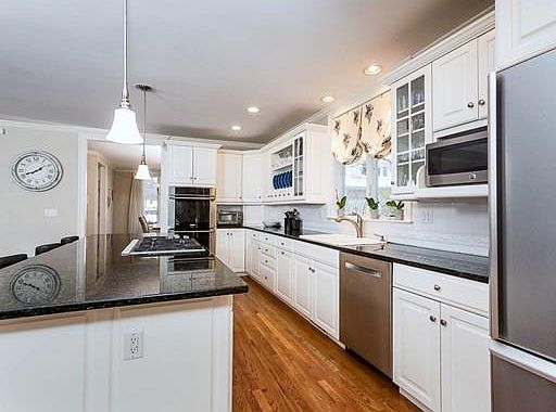 5th image of 36 Highwood Ln