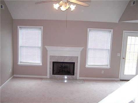 Livingroom with Gas Log Fireplace