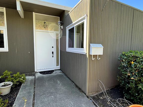 3rd image of 910 Elsinore Dr