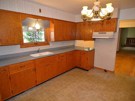 3rd image of 1607 Summit Dr