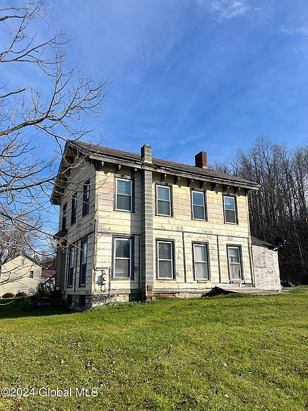 3rd image of 558 Sprakers Road