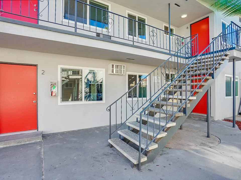 900 Alamitos Ave