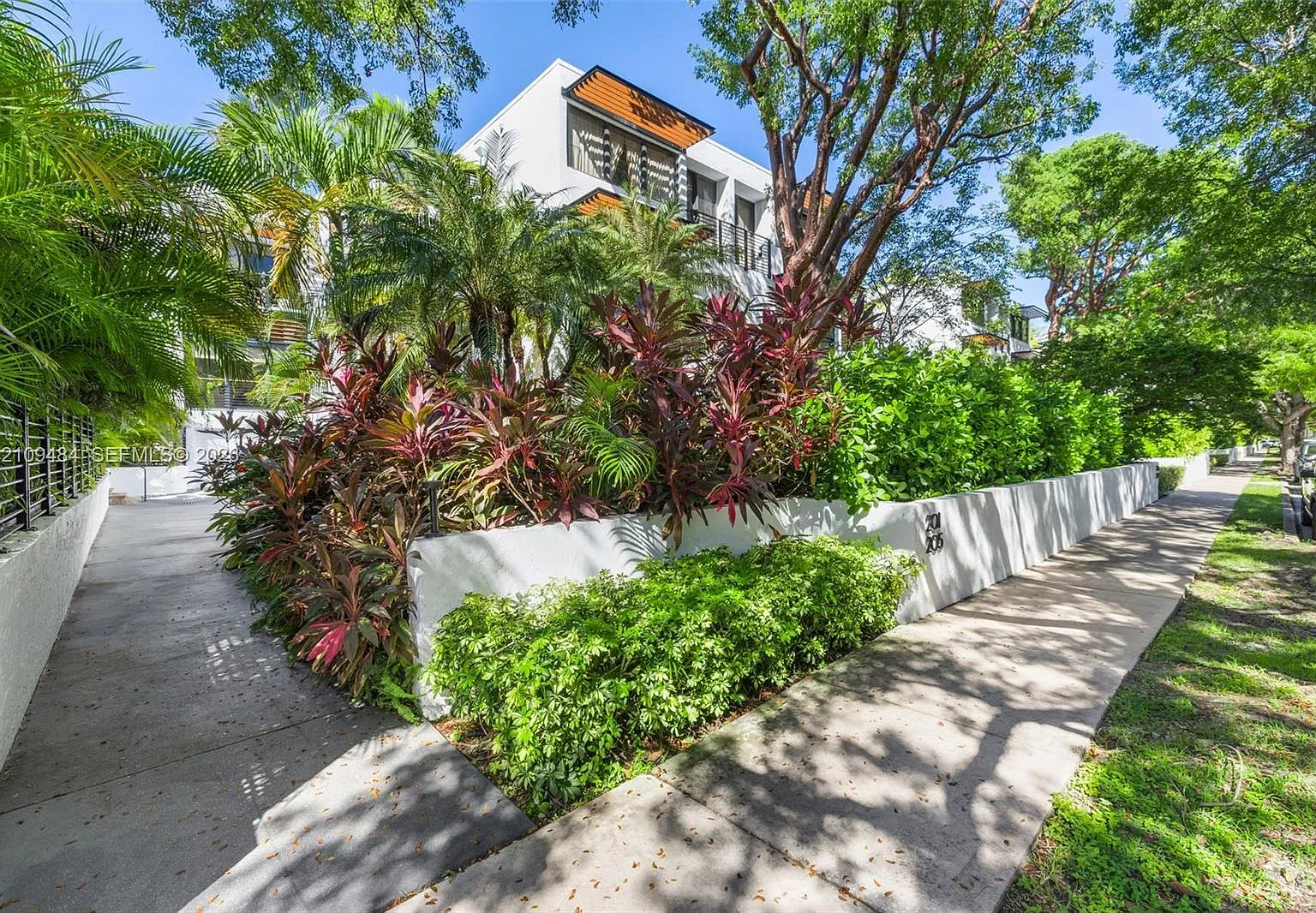 Gardens Of Key Biscayne — Photo 2