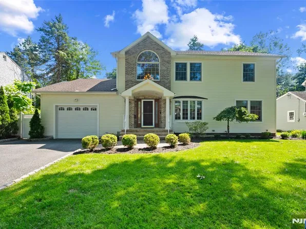 28 Demarest Rd, Paramus, NJ 07652