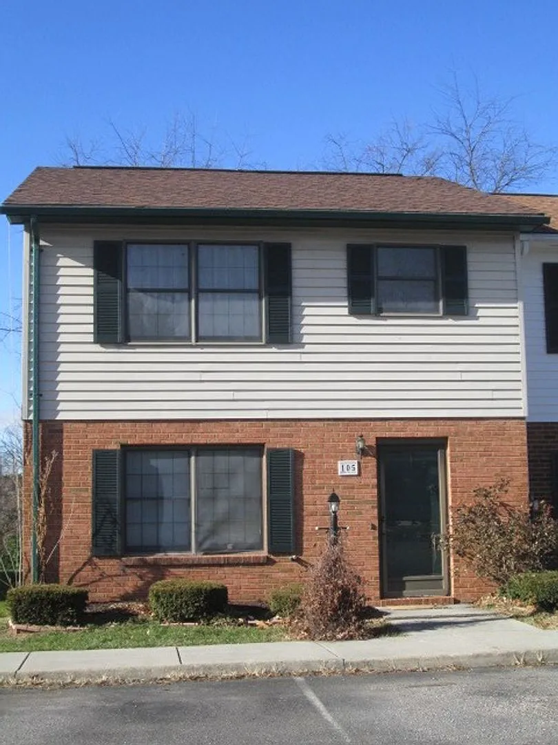 3 Bedroom 2.5 Townhouse — Photo 1