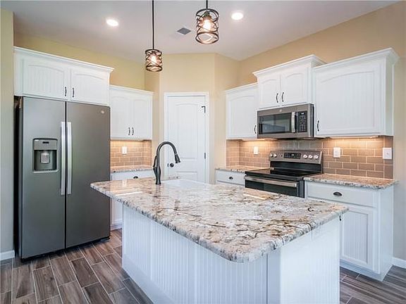 3rd image of 406 N Sycamore Ct