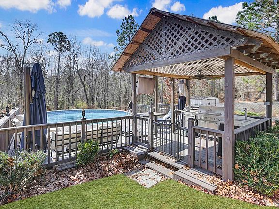 4th image of 300 Charm Hill Rd