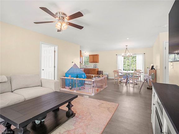 4th image of 285 Raven Cir