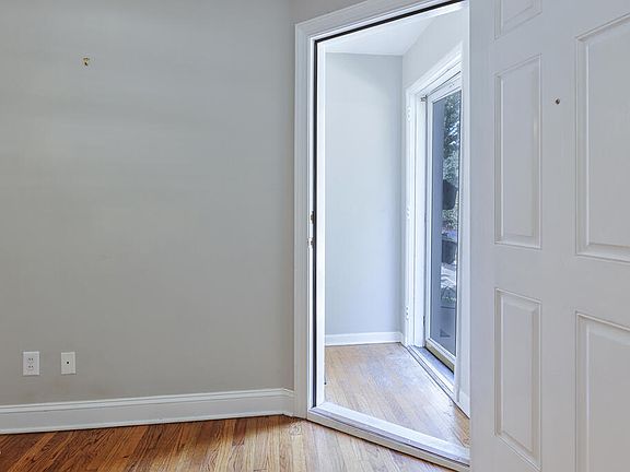 4th image of 979 Saint Marys St #A
