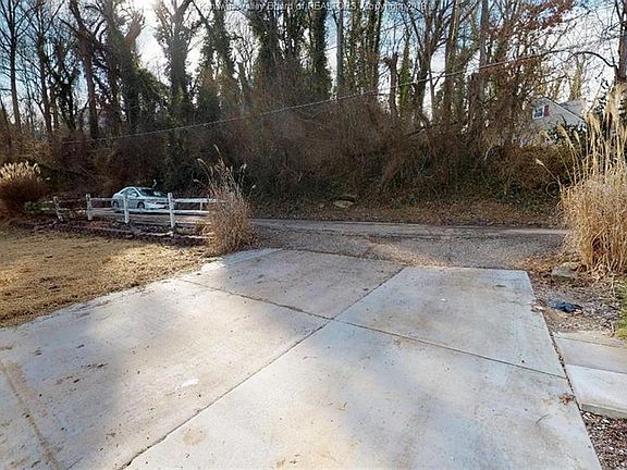 2nd image of 605 Edgehill Dr