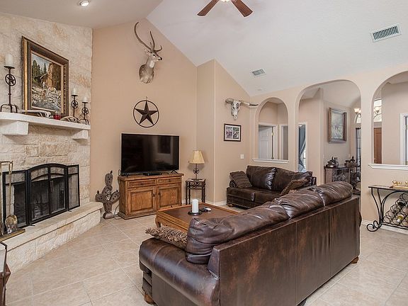 3rd image of 118 Fannin Dr