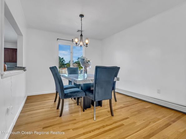 17 Johnston St, Oakhurst, NJ 07755