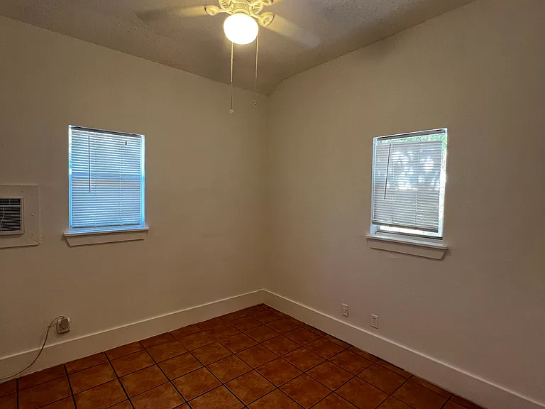 2406 Harris Ave — Photo 9