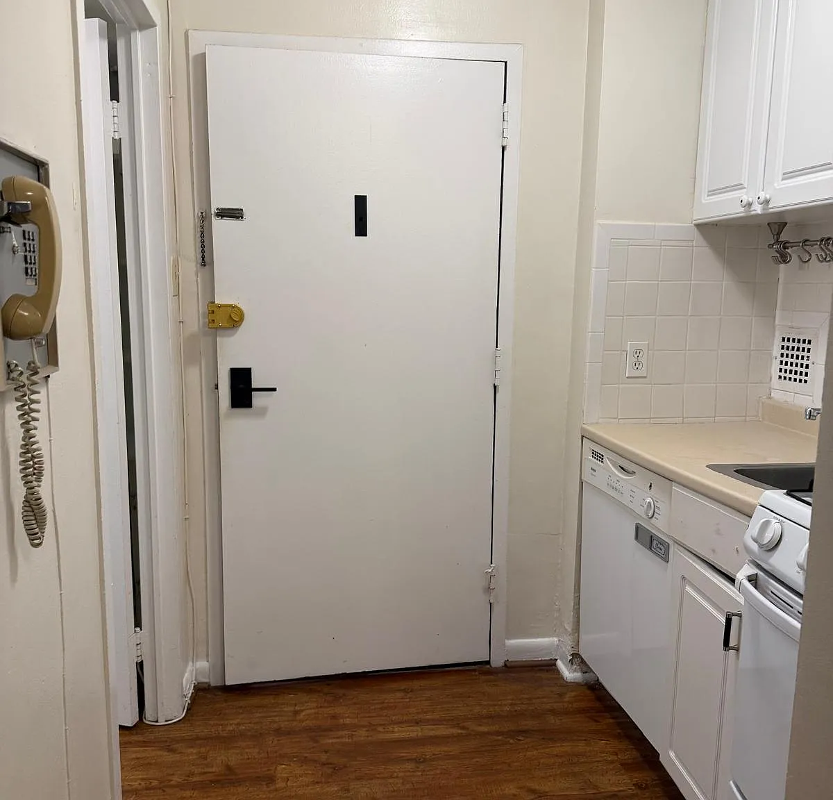 Studio, 350 sqft, $1,850 — Photo 1