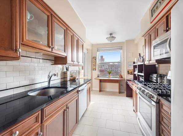 390 Riverside Drive image 3 of 7