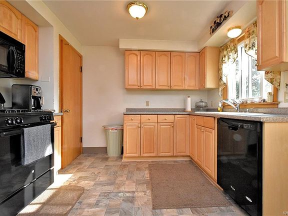 5th image of 12 Ceil Dr