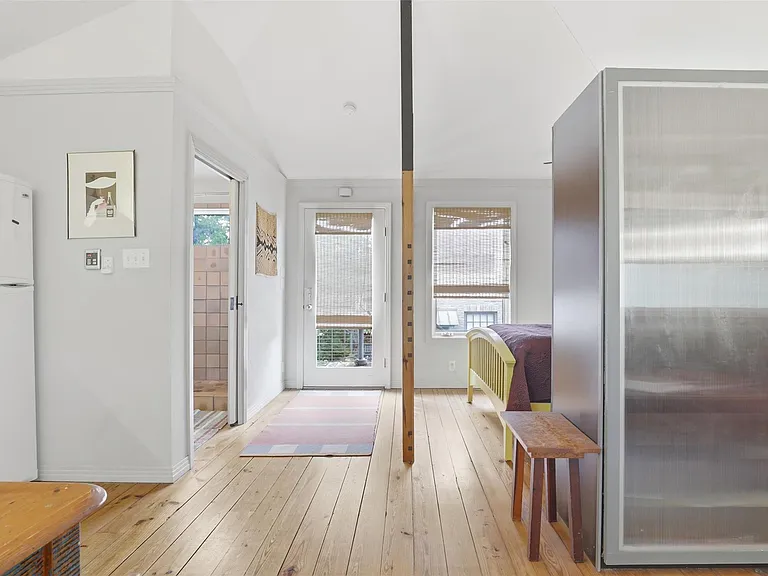 101 W 33rd St #B — Photo 2