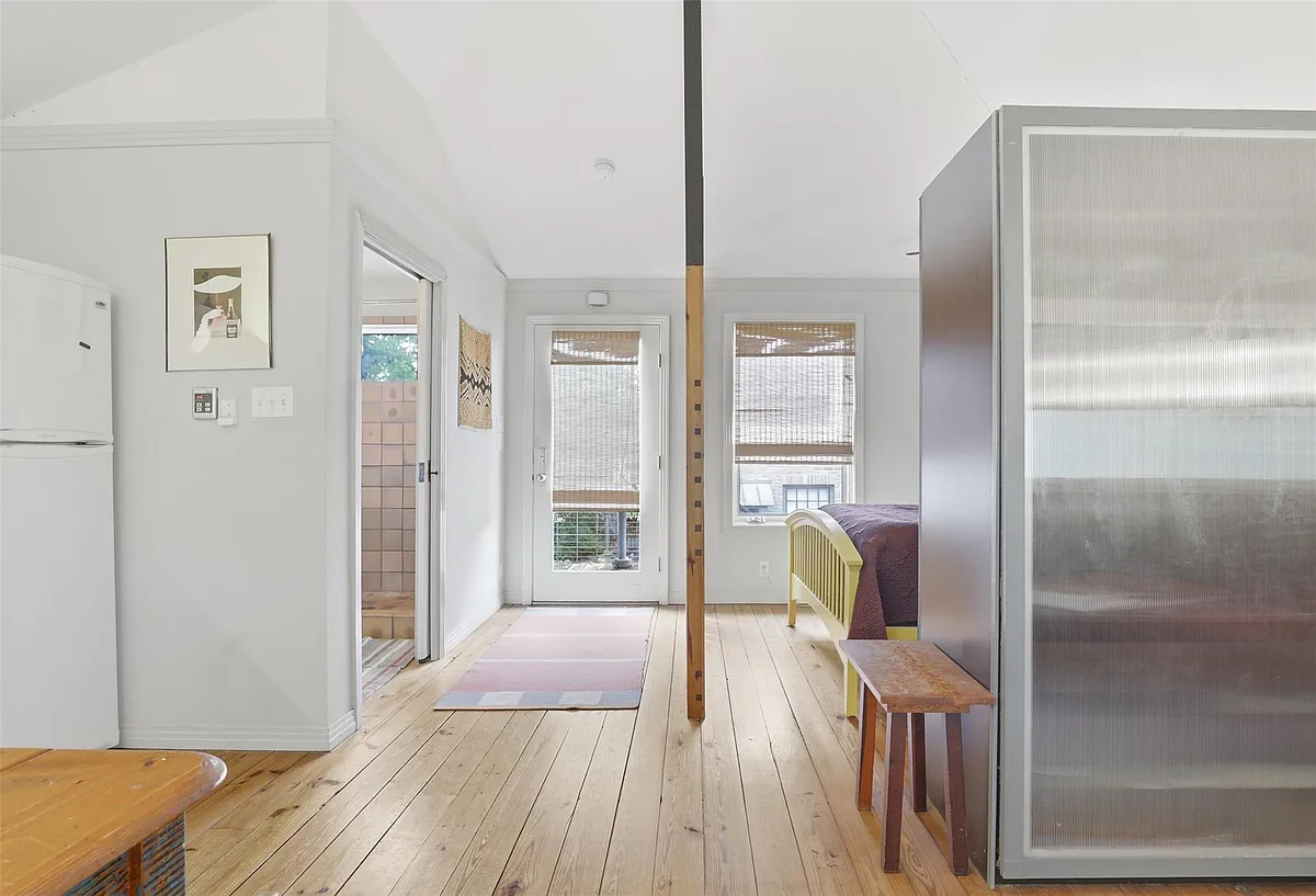 Building Photo - 101 W 33rd St #B