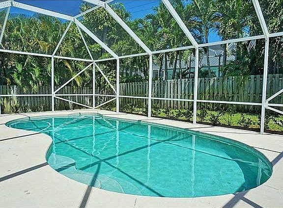 Swimming Pool/Hot Tub/Sauna. 13 x26 Screened Pool