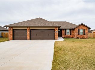527 S Declaration Dr, Rogersville, MO 65742