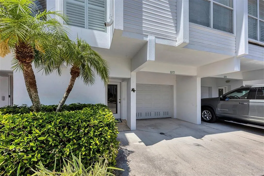 3 bed, 3.0 bath, 1590 sqft, $5,200 — Photo 1
