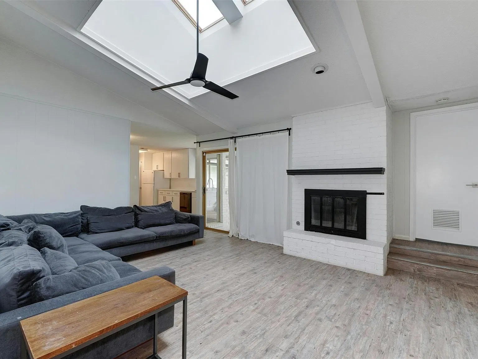 4 bed, 2.0 bath, 1662 sqft, $4,000 — Photo 3