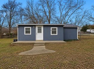 126 S Village St, Tonganoxie, KS 66086