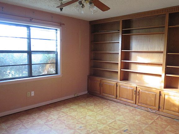 5th image of 901 Pierce Ln