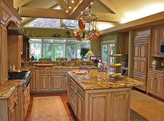 3rd image of 1 Twin Oaks Ct