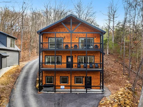 206 S Smoky Mountain Way, Sevierville, TN 37876