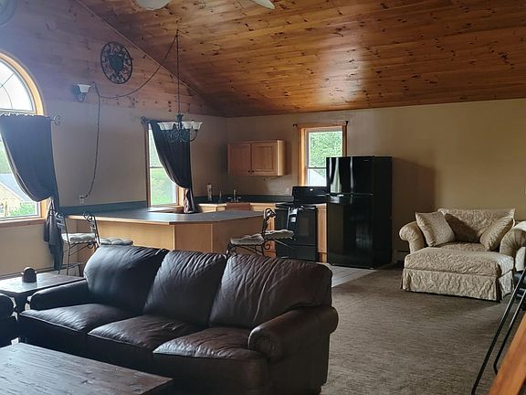 Living room/kitchen/dining room