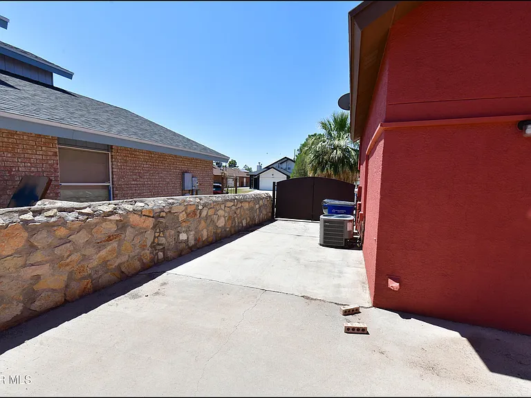 12121 Tower Hill Dr — Photo 42