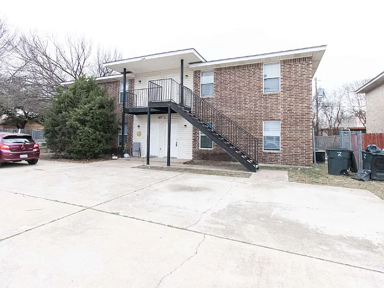 2018 Cedarhill Dr #C — Photo 1