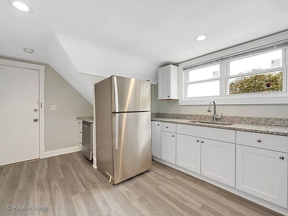 5th image of 2144 W Moffat St APT 3