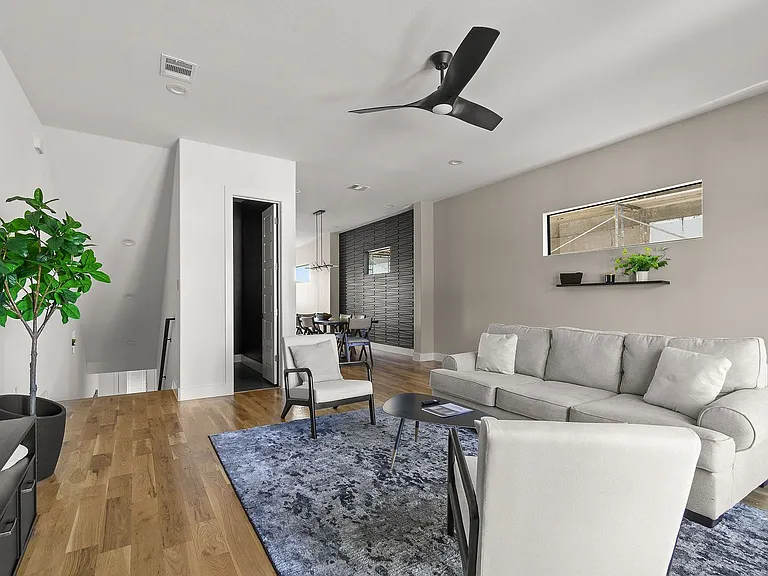 512 Avenue L — Photo 22