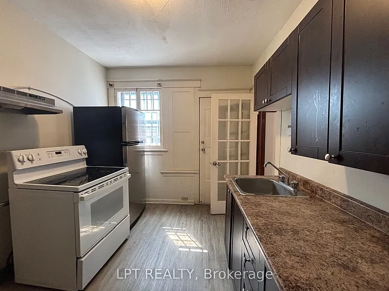 322 Waverley St W — Photo 7