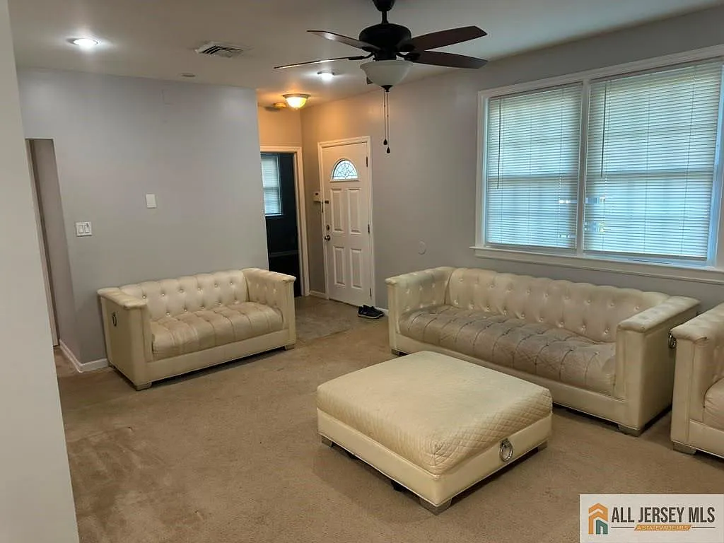 4 bed, 2.0 bath, 1575 sqft, $3,250 — Photo 3