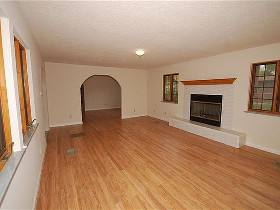 5th image of 1055 Green Acres Ln