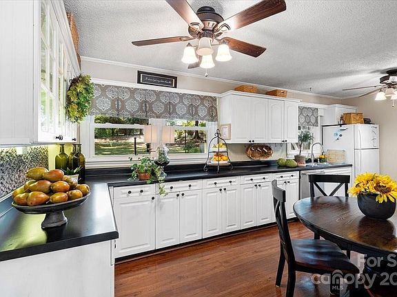4th image of 3319 Tamworth Ln