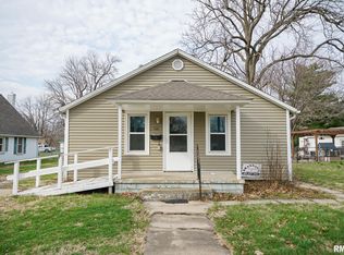 265 E Central St, Farmington, IL 61531