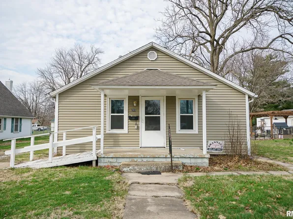 265 E Central St, Farmington, IL 61531