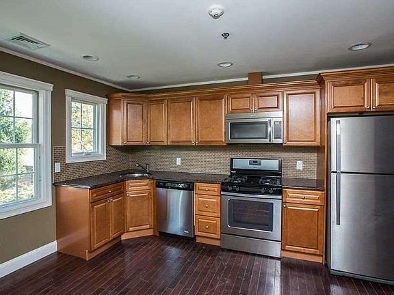 5th image of 170 W Montauk Hwy APT 9